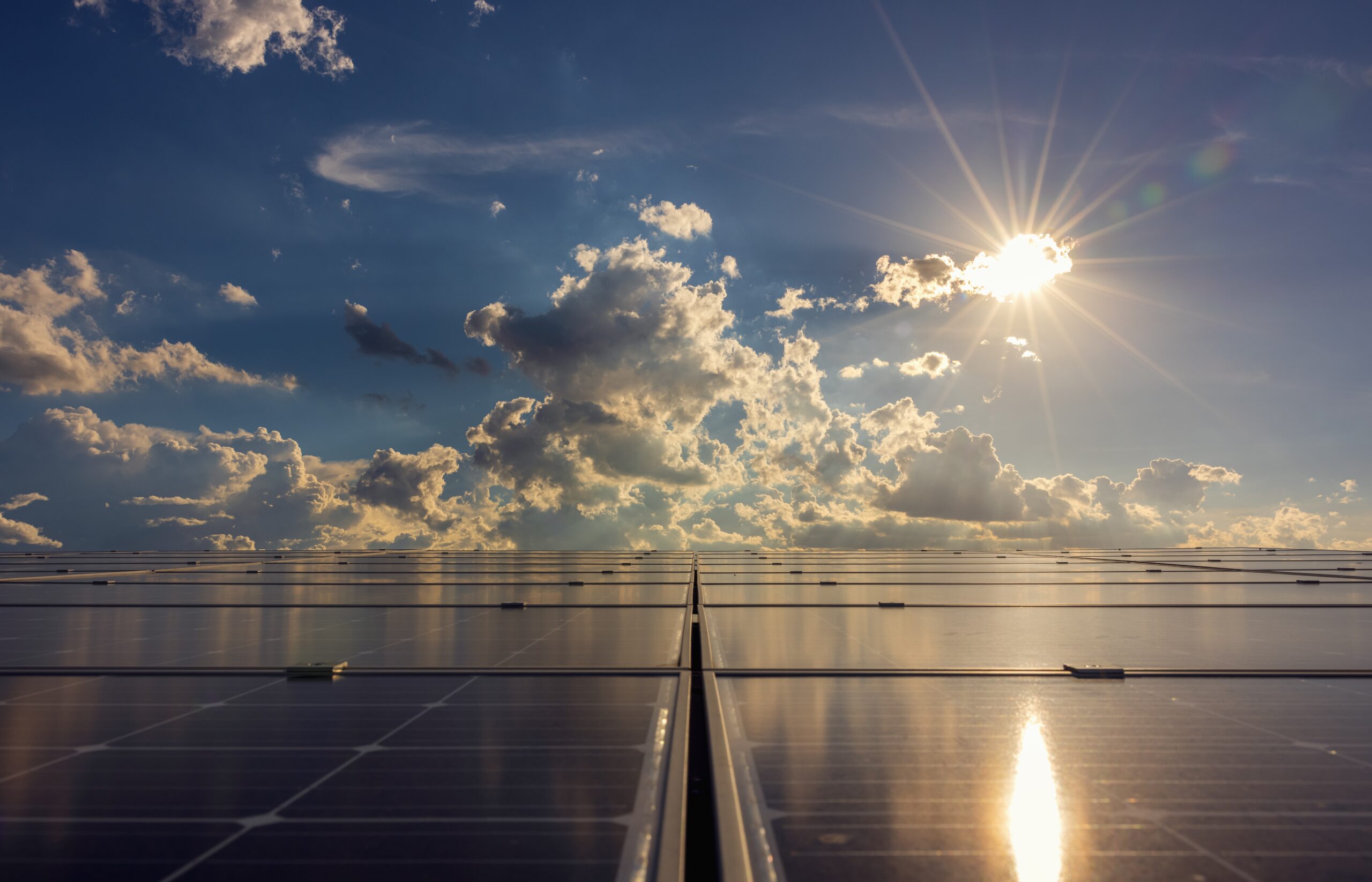 Painéis solares no telhado de um edifício, agrupamento de fotovoltaicos refletidos no céu azul e na luz solar, conceito de energia solar de recursos sustentáveis